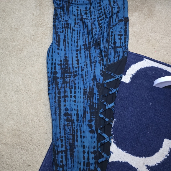 Torrid Active Teal and Black Patterned Mesh Cut-out Leggings 6x - Picture 5 of 7